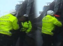 Trafikte korku dolu anlar! Polislerin yanına koşup yardım istedi: 10 saniyelik müdahale ile hayata döndüm