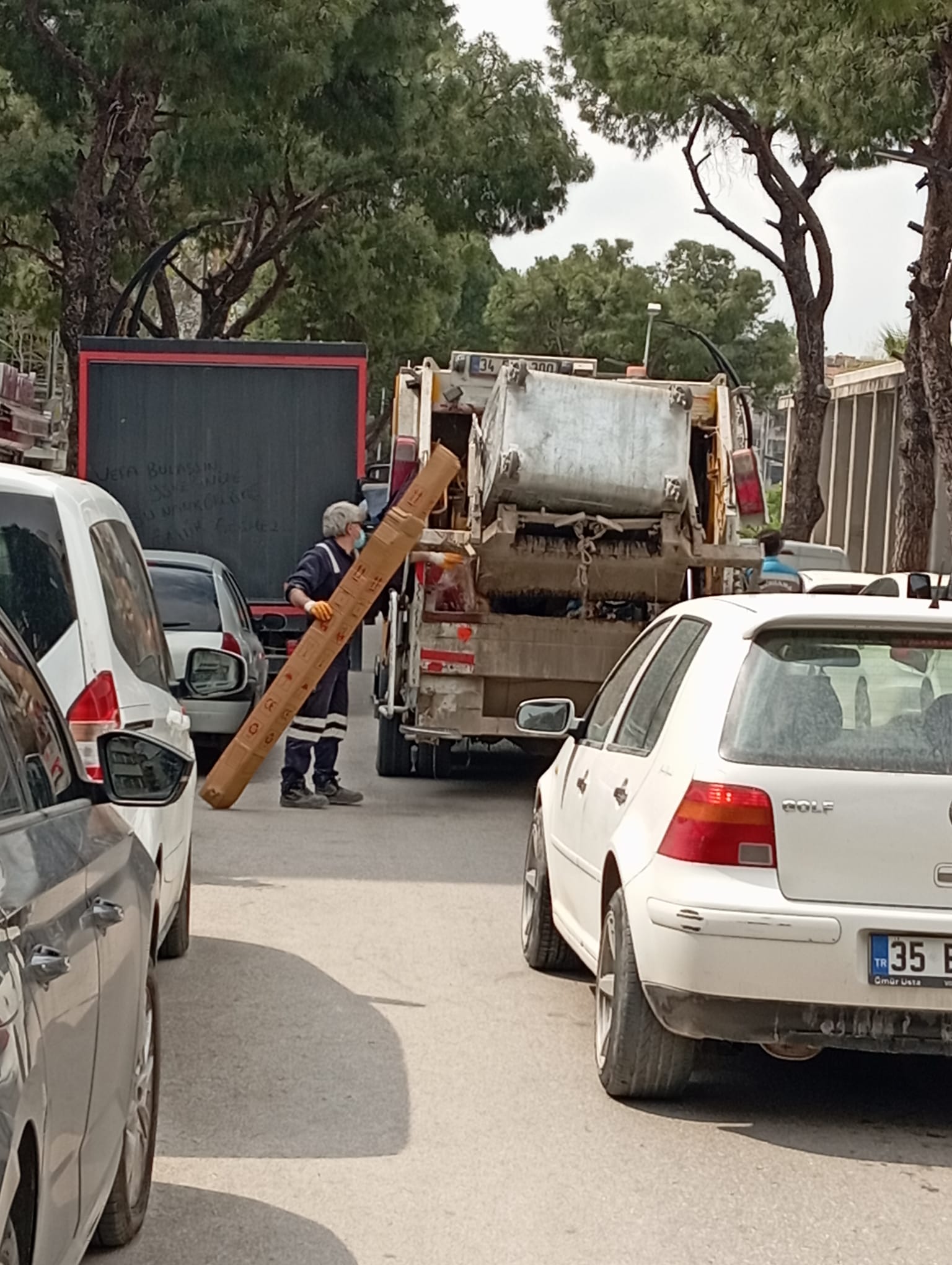 Bergama Çarşısında Trafik Çilesine “Çöp” Darbesi: Vatandaş Gece Mesaisi İstiyor