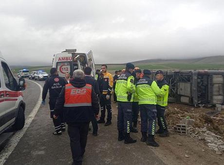Aksaray’da yolcu otobüsü devrildi! 20 yaralı