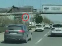 Ankara'da feci olay: Afiş asarken üst geçitten düşüp, otomobilin altında kalarak öldü
