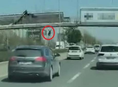 Ankara'da feci olay: Afiş asarken üst geçitten düşüp, otomobilin altında kalarak öldü