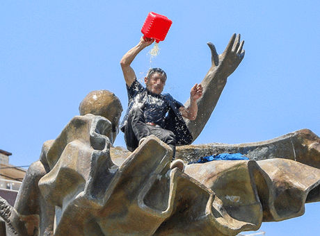 Antalya'da şok görüntü! Anıta çıkıp üzerine benzin döktü, dans etti: 'Yakacağım kendimi'