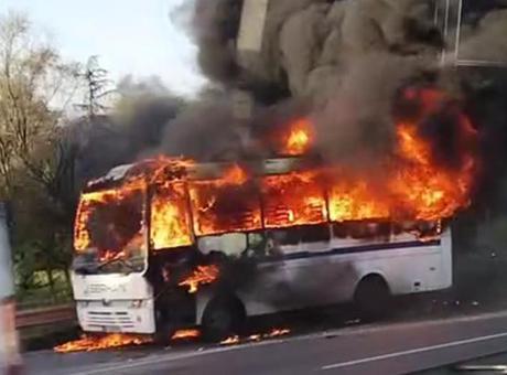 Bayrampaşa’da seyir halindeki servis midibüsünde yangın! Şoför son anda fark etti