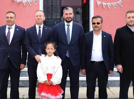 Bir öğretmen, bir öğrenci: 23 Nisan'ı protokol ve mahallelilerle kutladılar