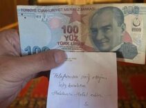 Bolu’da camide şaşırtan olay! Telefonunu şarj eden kişi not ve para bıraktı