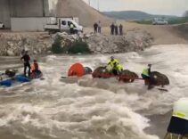 Bursa'da traktör dereden geçerken devrildi! 10 işçi vinç ile kurtarıldı