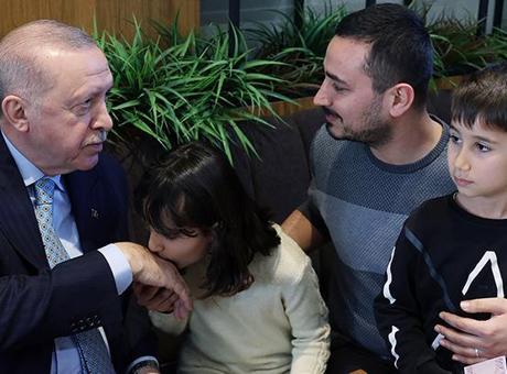 Cumhurbaşkanı Erdoğan, Beyoğlu'nda bir kafede vatandaşlarla sohbet etti