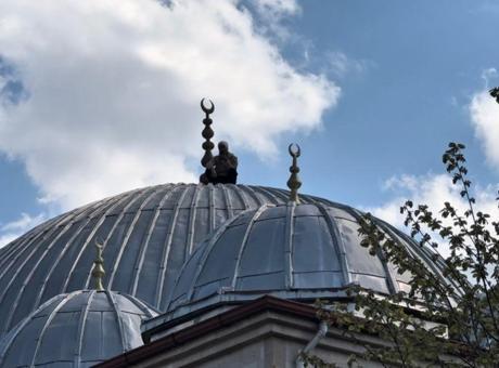 Denizli’de cami çatısında intihar girişimi! 2 saatlik ikna sonrası yaşananlar şaşkına çevirdi