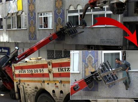 Faciadan kıl payı kurtuldular! Güngören'de iş makinesi dehşeti; önüne ne kattıysa ezdi