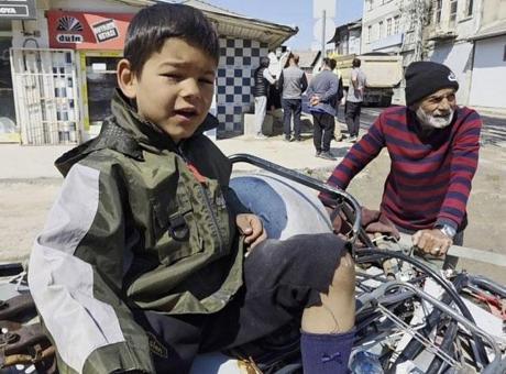 Herkes bayramdaydı, o çalıştı! Minik Ömer’in hikâyesi yürek burktu