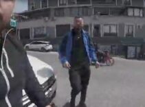 İzmir Çiğli’de korna tartışması kavgaya dönüştü: Motosiklet sürücüsüne saldırı kamerada