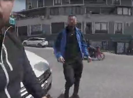 İzmir Çiğli’de korna tartışması kavgaya dönüştü: Motosiklet sürücüsüne saldırı kamerada