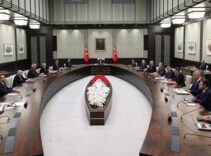 Kabine toplanıyor! Gündem müzakereler ve okul saldırıları