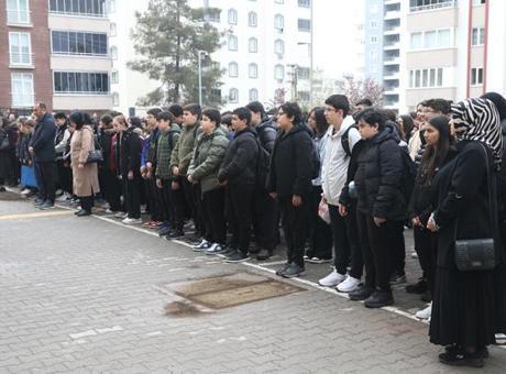 Kahramanmaraş’ta okul saldırısında hayatını kaybedenler için anma programı düzenlendi! Gözyaşları dinmedi