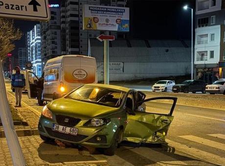 Kayseri’de feci kaza! Otomobil ile ticari araç çarpıştı: 1 yaralı