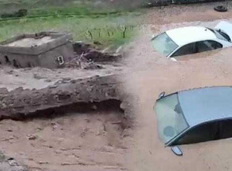 Meteoroloji uyarmıştı! Sel bir evi yuttu, araçlar sulara kapılıp sürüklendi