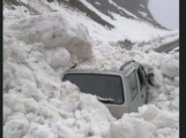 Nisan ayında çığ felaketi! 4 kişinin bulunduğu araçta can pazarı