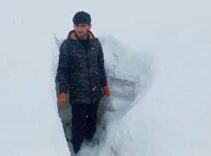 Nisan ayında insan boyu kar! Kentte şaşkına çeviren manzara