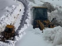 Nisan ortasında şoke eden manzara! Kar kalınlığı 5 metreyi buldu
