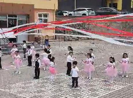 Okul bahçesinde feci olay! Öğretmenin üzerine tabela düştü