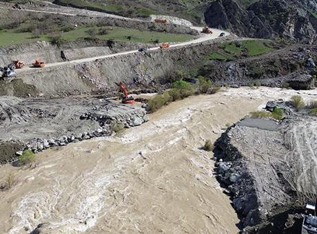 TSK, heyelanın kapattığı Hakkari-Van yolunda panel köprü kuruyor