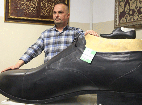 Türkiye'nin giyilebilir en büyük ayakkabısı ortaya çıktı! Tam 222 numara