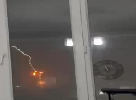 Diyarbakır’da 4 katlı binaya yıldırım düştü! O anlar saniye saniye kaydedildi