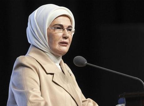 Emine Erdoğan'dan Dünya Ebeler Günü paylaşımı: Ellerine doğan hayatlar için emek veriyorlar