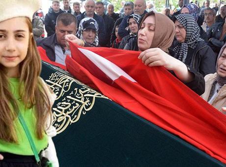 Okul saldırısında hayatını kaybeden kızı için Türk bayrağı istedi! ‘Cennette seninle yine kavuşacağız’