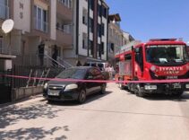 Saç kurutma makinesi bomba gibi patladı! Evde mahsur kalan anne ve kızın imdadına komşular yetişti
