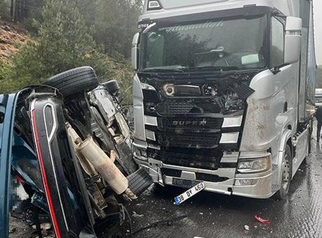 TIR karşı şeride uçtu, ortalık savaş alanına döndü! 1 ölü, 5 yaralı