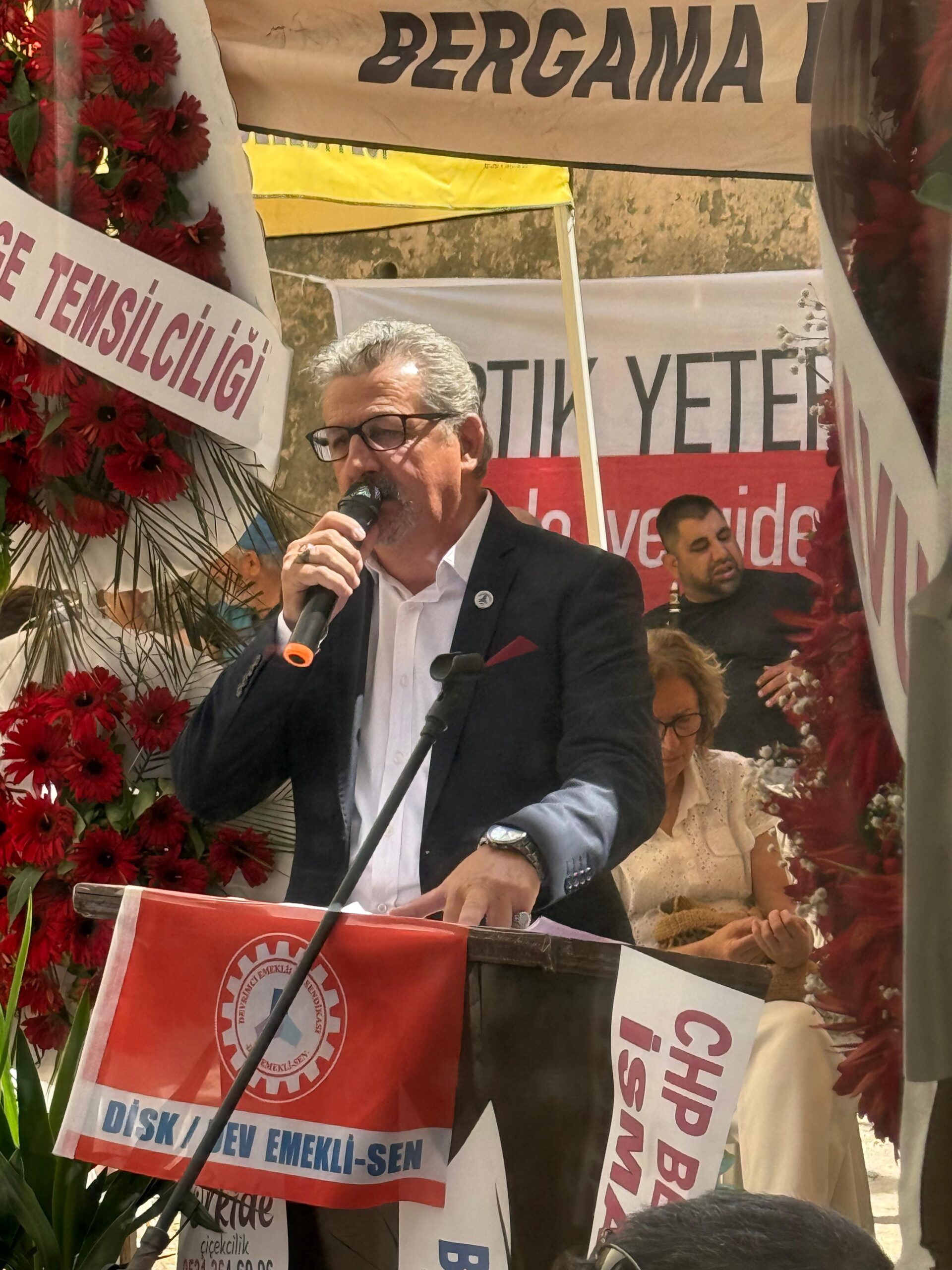 Devrim ışıksız odalarda. sessiz çığlıklarda. kimsesiz meydanlardada yapılabilir.